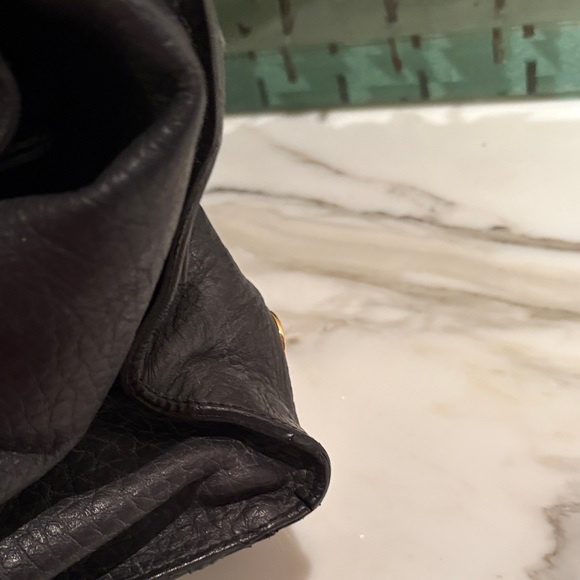 Elegant Black Leather Handbag - Picture 5 of 10